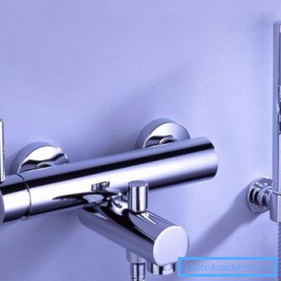 La doccia igienica a parete con miscelatore può essere utilizzata in cucina, soprattutto se ci sono diversi lavelli situati a una distanza l'uno dall'altro.