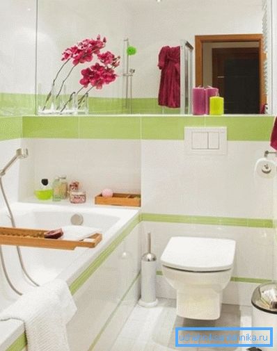 Il WC a parete consente di risparmiare spazio, aspetto particolarmente importante nei bagni combinati. Il WC a parete consente di risparmiare spazio, aspetto particolarmente importante nei bagni combinati.