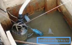Questa pulizia richiede la rimozione dell'acqua dal pozzo Questa pulizia richiede la rimozione dell'acqua dal pozzo