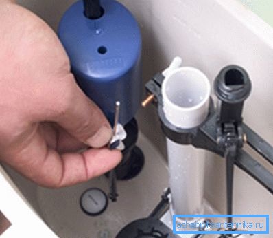 Regola il livello dell'acqua nel serbatoio Regola il livello dell'acqua nel serbatoio