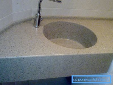 Il lavello incernierato per una lavatrice con un ripiano del tavolo è abbastanza pesante, quindi le pareti devono essere forti Il lavello incernierato per una lavatrice con un ripiano del tavolo è abbastanza pesante, quindi le pareti devono essere forti