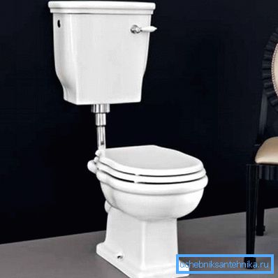 Il serbatoio non è nascosto dietro il muro e la toilette con questo design è posizionata sul pavimento Il serbatoio non è nascosto dietro il muro e la toilette con questo design è posizionata sul pavimento