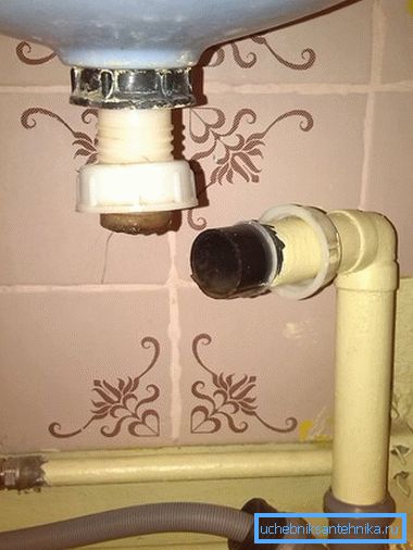 Non lasciare aperto il foro di scarico: i gas di scarico potrebbero essere velenosi. Non lasciare aperto il foro di scarico: i gas di scarico potrebbero essere velenosi.