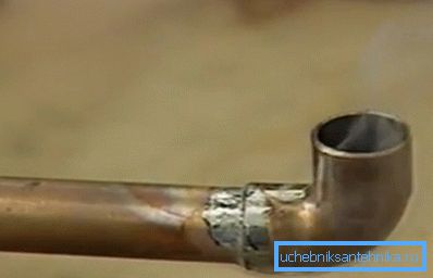 Non dimenticare di pulire accuratamente la giunzione dal flusso