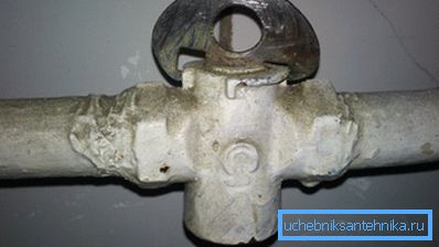 Non dimenticare di rimuovere gli strati di vecchi avvolgimenti e vernici. Non dimenticare di rimuovere gli strati di vecchi avvolgimenti e vernici.