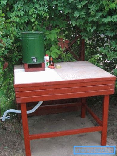 Piccole quantità di acqua possono essere scaricate direttamente sul terreno. Piccole quantità di acqua possono essere scaricate direttamente sul terreno.