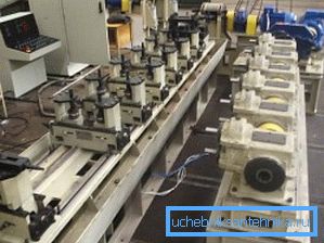 Piccole produzioni spesso fanno un tubo quadrato da un tubo tondo, questo semplifica il processo e l'affidabilità dei prodotti è molto alta. Piccole produzioni spesso fanno un tubo quadrato da un tubo tondo, questo semplifica il processo e l'affidabilità dei prodotti è molto alta.