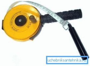 Un piccolo peso montato su una misura di nastro aiuterà a misurare la profondità del pozzo e dalla posizione dei luoghi bagnati mostrerà il livello di occorrenza della falda acquifera Un piccolo peso montato su una misura di nastro aiuterà a misurare la profondità del pozzo e dalla posizione dei luoghi bagnati mostrerà il livello di occorrenza della falda acquifera