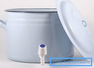 Piccolo serbatoio smaltato con rubinetto Piccolo serbatoio smaltato con rubinetto
