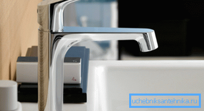 Un piccolo rubinetto del lavandino in bagno