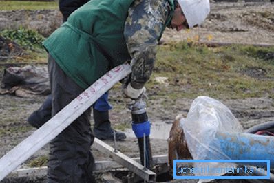Lo svantaggio è una grande quantità di ferro e sali disciolti. Nell'acqua prodotta, il ferro è in forma bivalente, ma non appena l'acqua artesiana viene esposta alla temperatura in un bollitore o scaldabagno, il ferro entra in uno stato ferrico e precipita sotto forma di precipitati di ruggine. Per l'approvvigionamento idrico ininterrotto, è necessaria una revisione periodica della struttura.