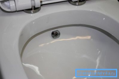 Alcuni prodotti di questo tipo equipaggiano immediatamente il bidet integrato, che amplia notevolmente le loro funzioni.
