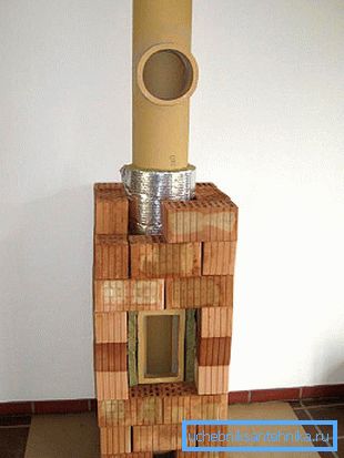 Alcune costruzioni karmiche implicano la fabbricazione non solo del sistema di scarico, ma anche della creazione del focolare stesso dallo stesso materiale. Alcune costruzioni karmiche implicano la fabbricazione non solo del sistema di scarico, ma anche della creazione del focolare stesso dallo stesso materiale.