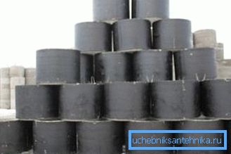 Alcuni anelli di questo tipo vengono prodotti immediatamente in un rivestimento protettivo di materiale per tetti e bitume, ma dopo l'installazione, il composto necessita di ulteriore lavorazione. Alcuni anelli di questo tipo vengono prodotti immediatamente in un rivestimento protettivo di materiale per tetti e bitume, ma dopo l'installazione, il composto necessita di ulteriore lavorazione.