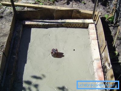 Alcuni artigiani preferiscono produrre prugne combinate come un vero e proprio pallet, ma solo dal cemento, seguito dal rivestimento in legno. Alcuni artigiani preferiscono produrre prugne combinate come un vero e proprio pallet, ma solo dal cemento, seguito dal rivestimento in legno.