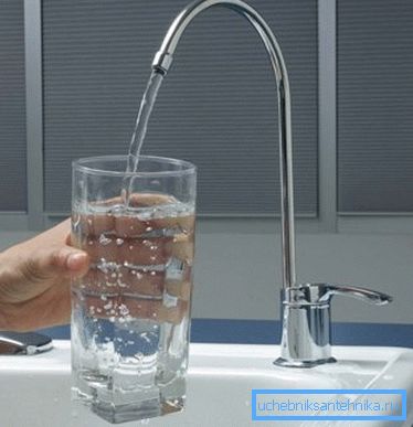 Alcuni sistemi richiedono l'installazione di un rubinetto separato, che produrrà acqua potabile purificata Alcuni sistemi richiedono l'installazione di un rubinetto separato, che produrrà acqua potabile purificata