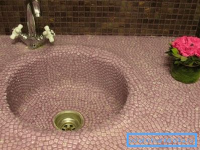 Alcuni esperti preferiscono utilizzare le soluzioni di design originali per i progetti di decorazione, che sono anche un'ulteriore protezione dall'umidità. Alcuni esperti preferiscono utilizzare le soluzioni di design originali per i progetti di decorazione, che sono anche un'ulteriore protezione dall'umidità.