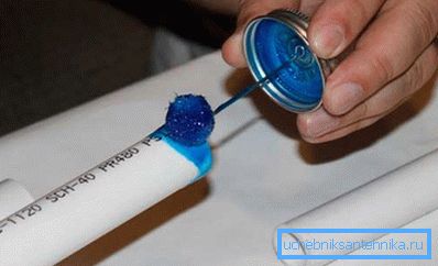 Alcuni tipi di composizioni adesive hanno un colore pronunciato in modo che il master possa distinguere i luoghi trattati da quelli che non sono stati ancora applicati. Alcuni tipi di composizioni adesive hanno un colore pronunciato in modo che il master possa distinguere i luoghi trattati da quelli che non sono stati ancora applicati.