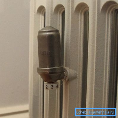 Posizione insolita del regolatore sulla sezione della batteria in ghisa Posizione insolita del regolatore sulla sezione della batteria in ghisa
