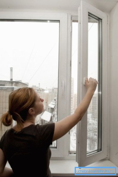 La circolazione dell'aria non organizzata viene fornita principalmente aprendo le finestre. La circolazione dell'aria non organizzata viene fornita principalmente aprendo le finestre.