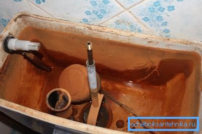 Il funzionamento improprio della cisterna è fonte di grande mal di testa per il proprietario. Il funzionamento improprio della cisterna è fonte di grande mal di testa per il proprietario.