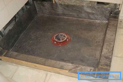 Una nicchia per un piatto doccia in ghisa profonda 80x80 deve essere preparata con cura, prestare particolare attenzione allo scarico Una nicchia per un piatto doccia in ghisa profonda 80x80 deve essere preparata con cura, prestare particolare attenzione allo scarico