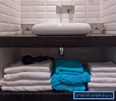 Lo spazio inferiore dovrebbe essere utilizzato come spazio di archiviazione aggiuntivo per le cose necessarie nel bagno, il che significa che l'installazione dovrebbe utilizzare piccoli sifoni Lo spazio inferiore dovrebbe essere utilizzato come spazio di archiviazione aggiuntivo per le cose necessarie nel bagno, il che significa che l'installazione dovrebbe utilizzare piccoli sifoni