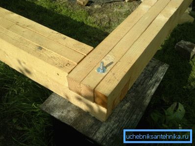 Il rivestimento inferiore è in legno lamellare incollato Il rivestimento inferiore è in legno lamellare incollato