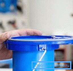 La parte inferiore del corpo è fissata sulla carcassa sopra l'anello di tenuta con bulloni speciali, serrandoli saldamente. La parte inferiore del corpo è fissata sulla carcassa sopra l'anello di tenuta con bulloni speciali, serrandoli saldamente.