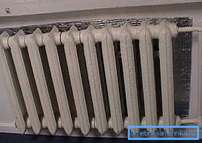 Bassa efficienza è associata a una grande perdita di calore attraverso le pareti, le aperture delle finestre e il pavimento Bassa efficienza è associata a una grande perdita di calore attraverso le pareti, le aperture delle finestre e il pavimento