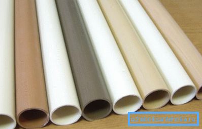 Il prezzo basso e l'installazione semplice rendono la plastica sempre più popolare. Il prezzo basso e l'installazione semplice rendono la plastica sempre più popolare.