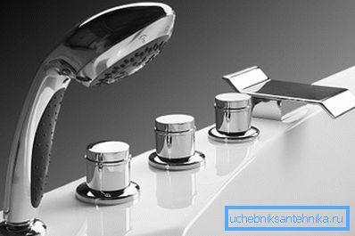 Ergonomia del know-how: un bagno con un rubinetto a bordo Ergonomia del know-how: un bagno con un rubinetto a bordo