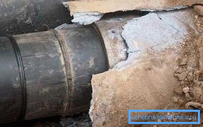 Un nuovo tubo viene tirato dentro il vecchio. Un nuovo tubo viene tirato dentro il vecchio.