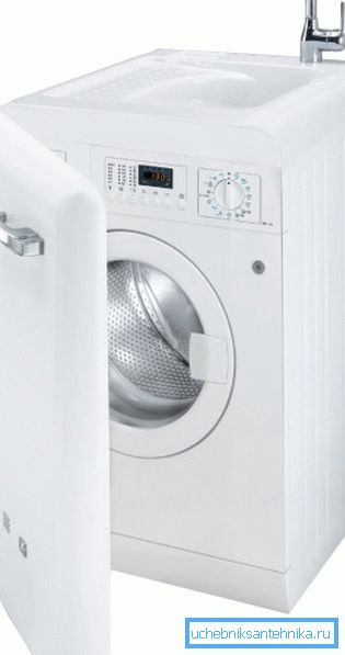 Una nuova parola negli elettrodomestici è una lavatrice con un lavello incorporato. Una nuova parola negli elettrodomestici è una lavatrice con un lavello incorporato.