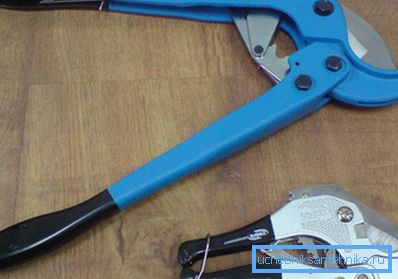 Forbici per tagliare tubi. Forbici per tagliare tubi.