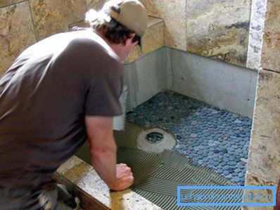 Di fronte al box doccia con piastrelle in ceramica e mosaico Di fronte al box doccia con piastrelle in ceramica e mosaico