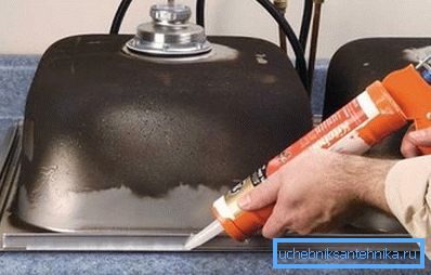 Lavoriamo la giunzione con silicone. Lavoriamo la giunzione con silicone.