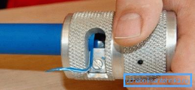 Elaborazione del rasoio per tubi in plastica rinforzata Elaborazione del rasoio per tubi in plastica rinforzata