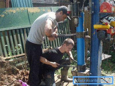 Tubo di rivestimento per pozzi con le proprie mani. Lavori di montaggio