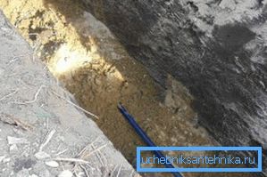 Cospargere il tubo e seppellire la trincea.