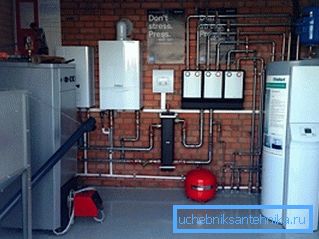 La sistemazione di un locale caldaia con unità di più tipi consente non solo di risparmiare, ma anche, se necessario, di essere indipendente dai fornitori di gas o elettricità
