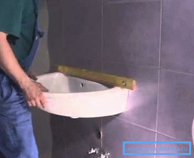 Assicurati di verificare che l'installazione sia corretta usando il livello dell'edificio. Assicurati di verificare che l'installazione sia corretta usando il livello dell'edificio.