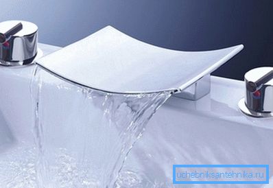 Un tradizionale miscelatore a getto per lavabo è assolutamente inadatto ai lavelli da cucina. Un tradizionale miscelatore a getto per lavabo è assolutamente inadatto ai lavelli da cucina.