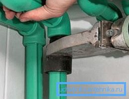 Strumento di crimpatura per eliminare piccole perdite Strumento di crimpatura per eliminare piccole perdite