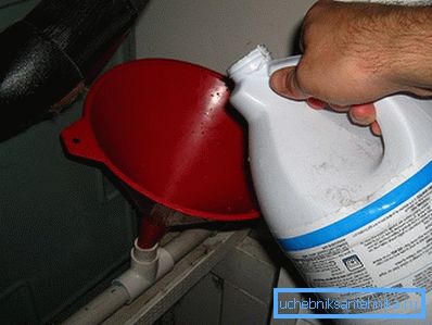 Quando pulisci i tubi, dovresti prenderti cura della tua sicurezza. Quando pulisci i tubi, dovresti prenderti cura della tua sicurezza.