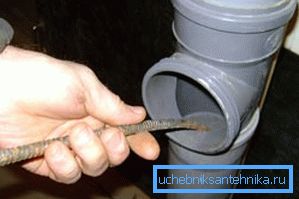 Pulire il liquame con un cavo è un metodo efficace Pulire il liquame con un cavo è un metodo efficace