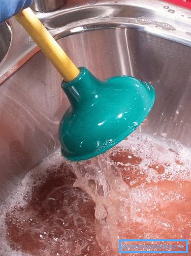 Pulizia delle condotte con acqua e stantuffo Pulizia delle condotte con acqua e stantuffo