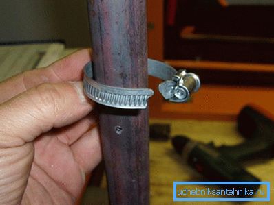 Vesti il morsetto del tubo Vesti il morsetto del tubo