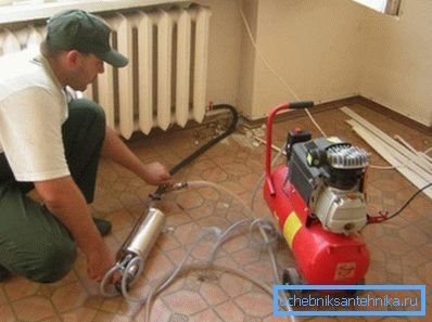 Un modo per pulire i radiatori Un modo per pulire i radiatori