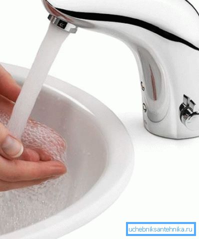 Un solo miscelatore viene utilizzato in assenza di acqua calda. Un solo miscelatore viene utilizzato in assenza di acqua calda.